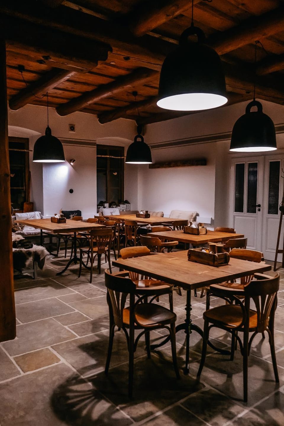 Restaurant/places to eat, Banquet/Function facilities, Seating area