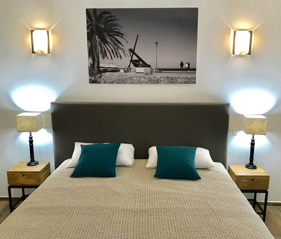 Bed, Photo of the whole room, Decorative detail, Bedroom