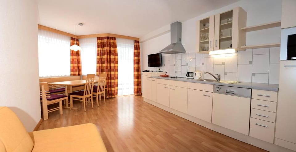 Day, Kitchen or kitchenette
