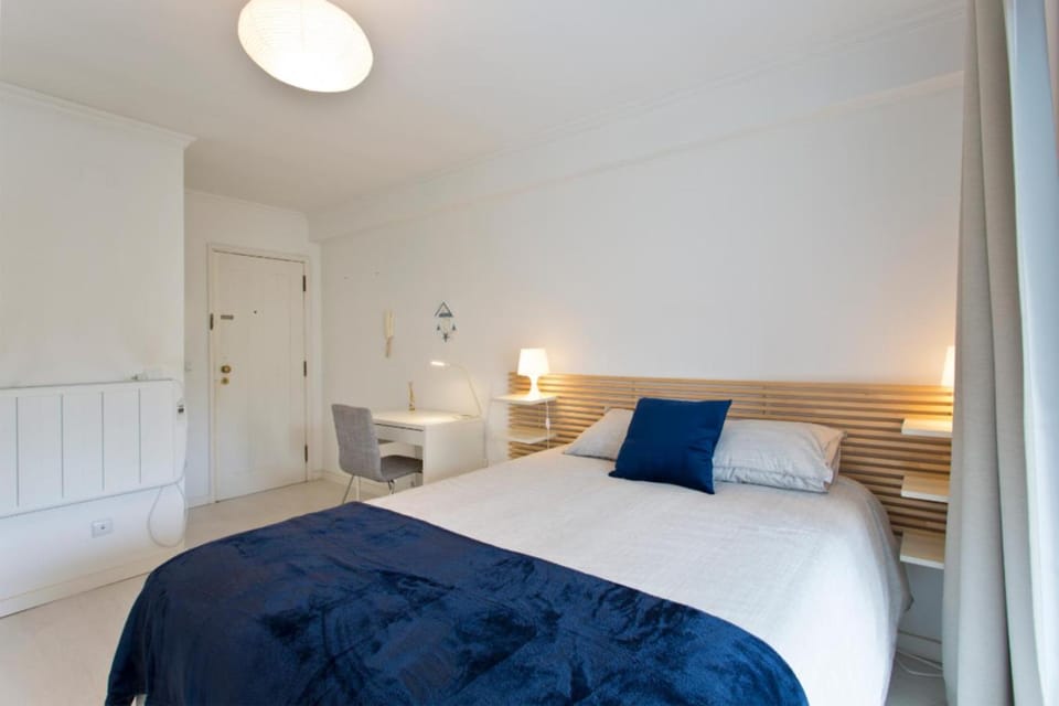 Bed, Seating area, Bedroom