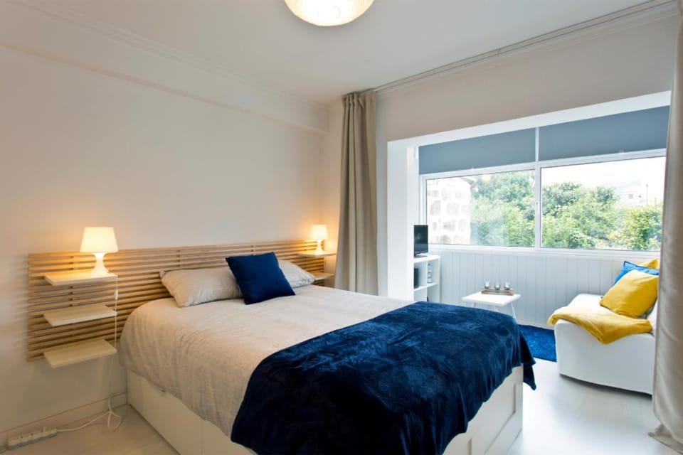 Bed, Living room