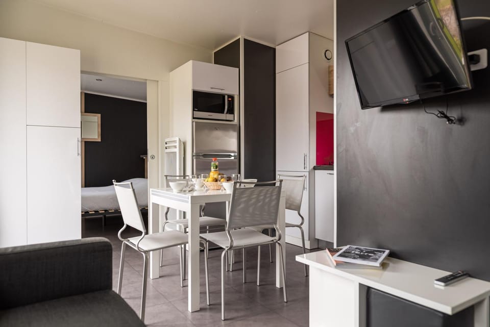 TV and multimedia, Kitchen or kitchenette, Living room, Dining area