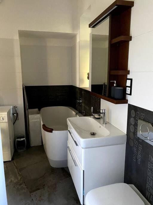 Apartmán v prvorepublikové vile Apartment in Lower Silesian Voivodeship