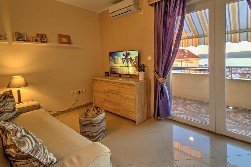 View (from property/room), Balcony/Terrace, Living room, City view, Sea view