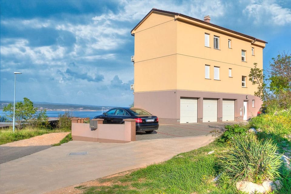 Property building, Facade/entrance, Day, Natural landscape, On site, Sea view, Street view