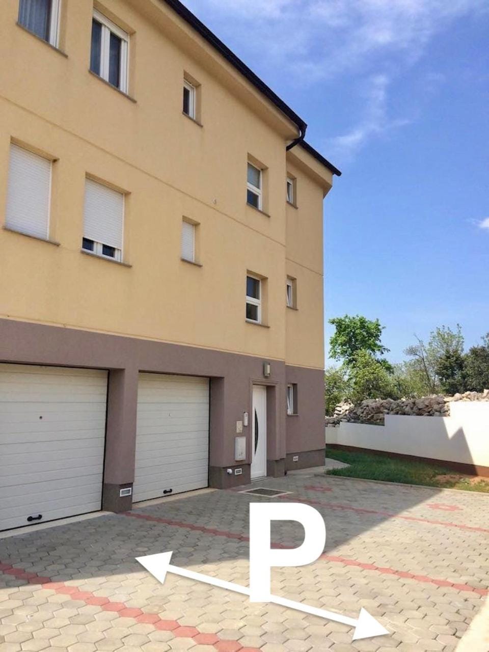 Property building, Facade/entrance, Parking