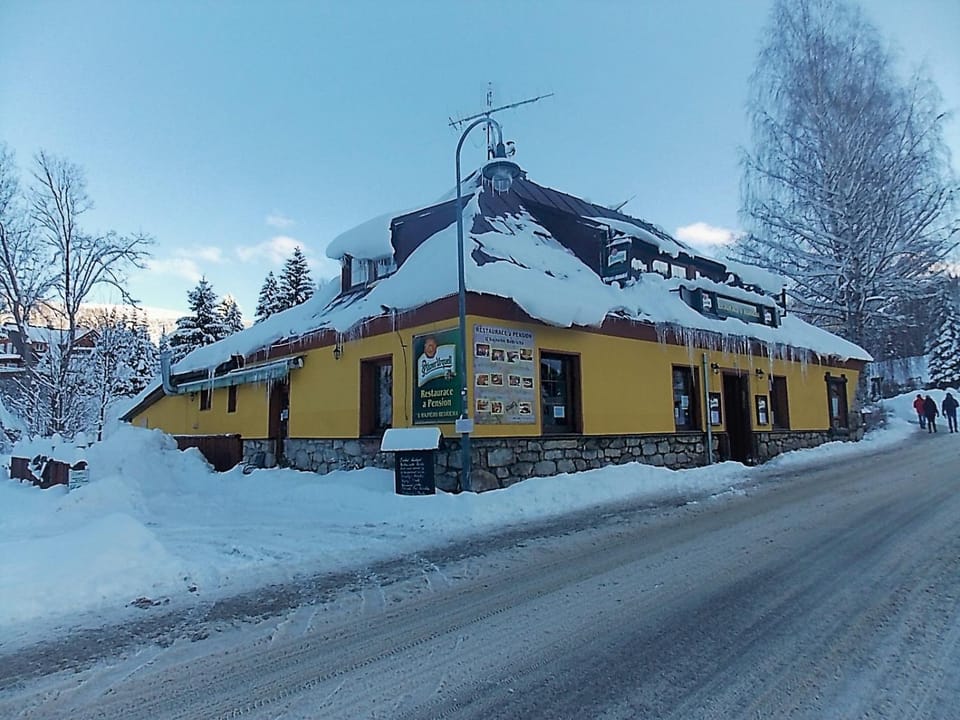 Property building, Restaurant/places to eat, Facade/entrance, Neighbourhood, Natural landscape, Winter