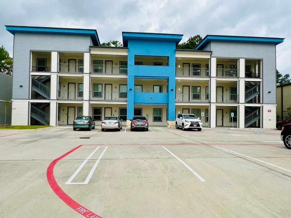 Apt 2 Bedrooms 2 Full Baths FREE Parking & FREE Laundry in Unit Apartment in The Woodlands