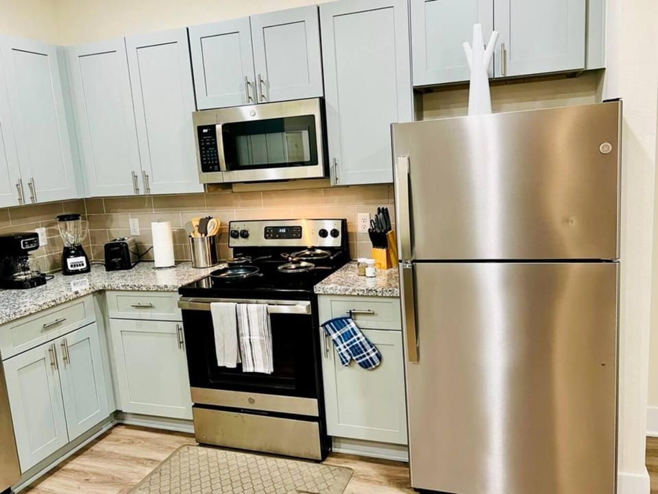 Apt 2 Bedrooms 2 Full Baths FREE Parking & FREE Laundry in Unit Apartment in The Woodlands