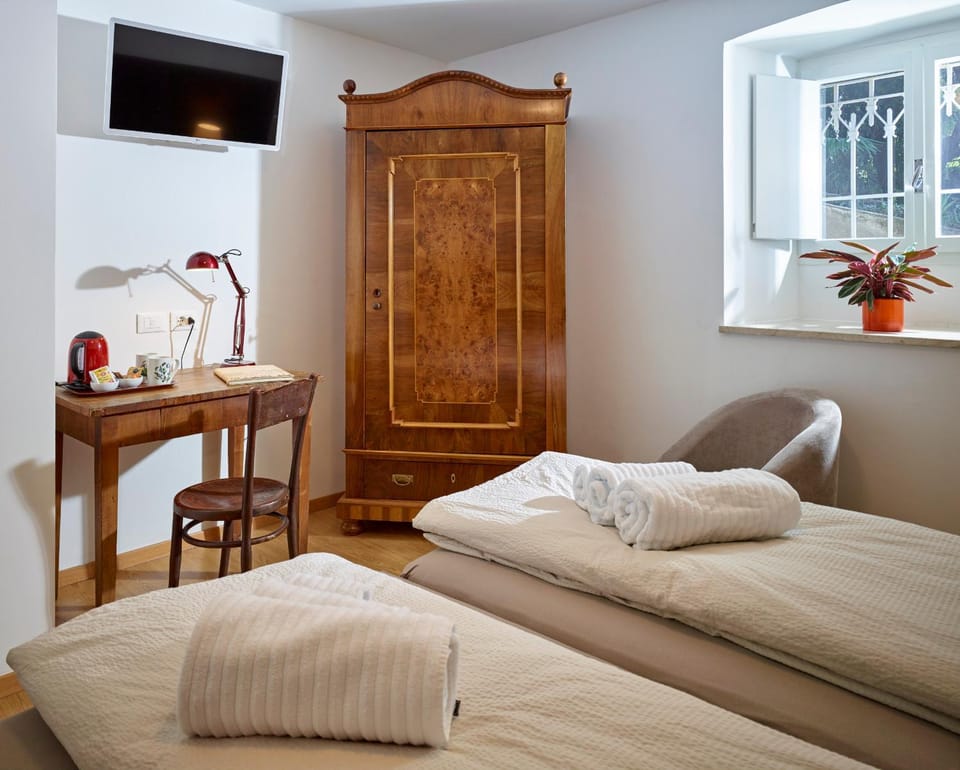 TV and multimedia, Coffee/tea facilities, Photo of the whole room, Bedroom