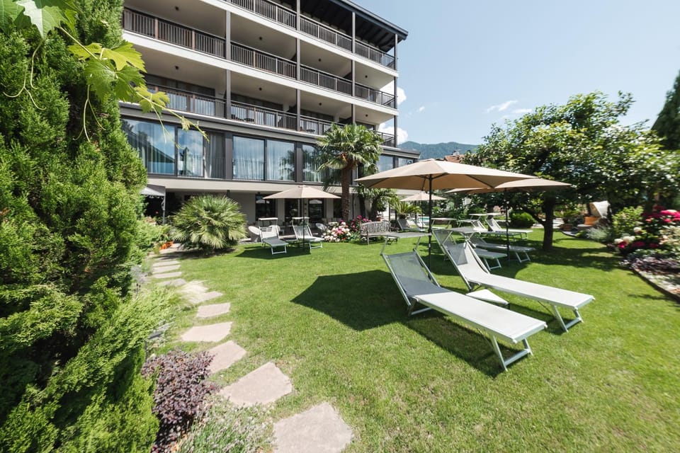 Property building, Summer, Garden