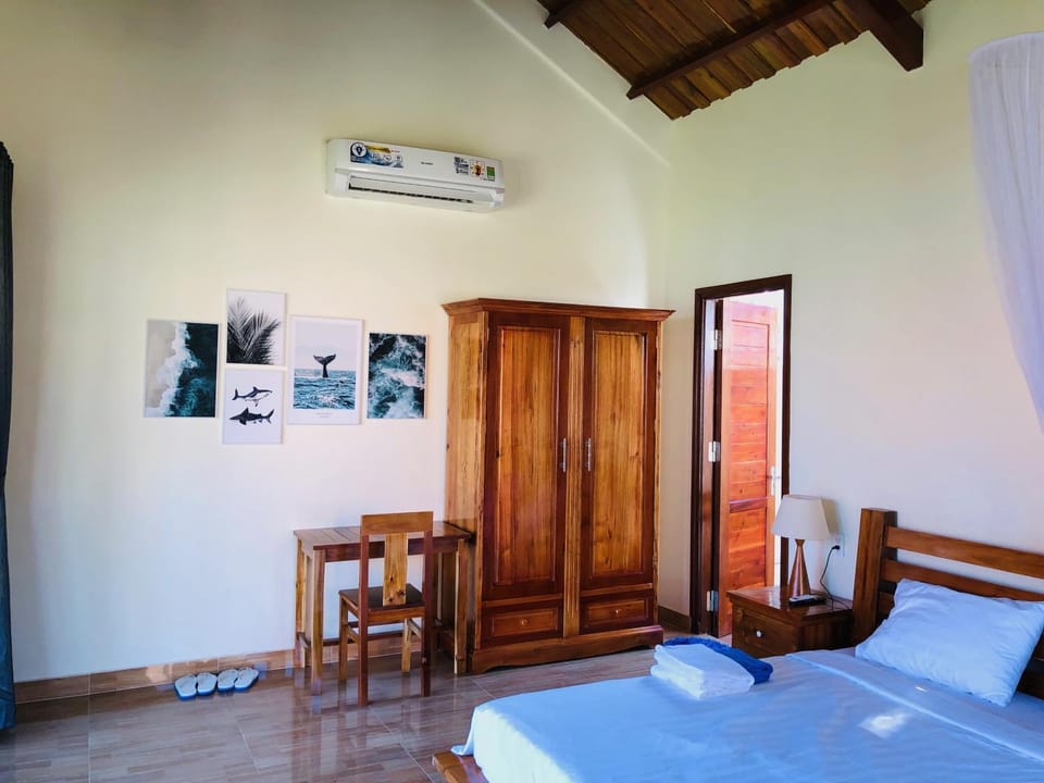 Bed, Photo of the whole room, Bedroom, wardrobe, air conditioner