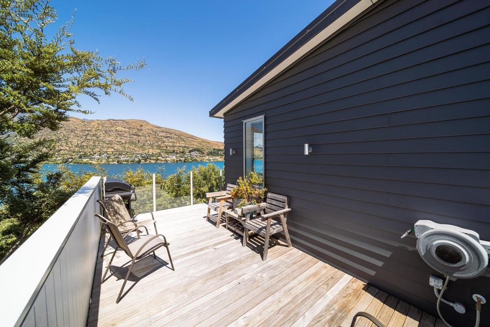 Property building, Patio, Natural landscape, BBQ facilities, Balcony/Terrace, Lake view, Mountain view