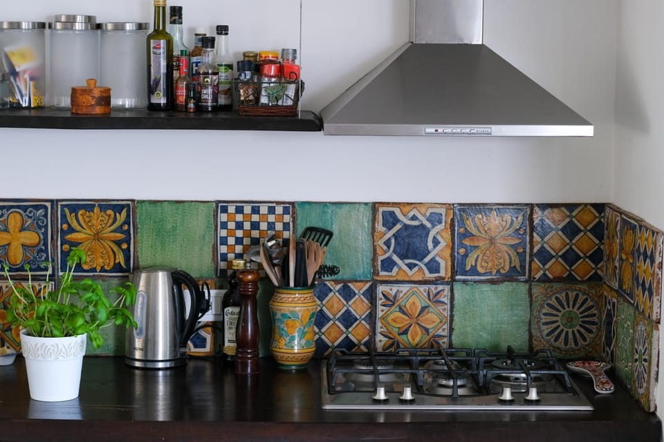 Coffee/tea facilities, Kitchen or kitchenette, stove