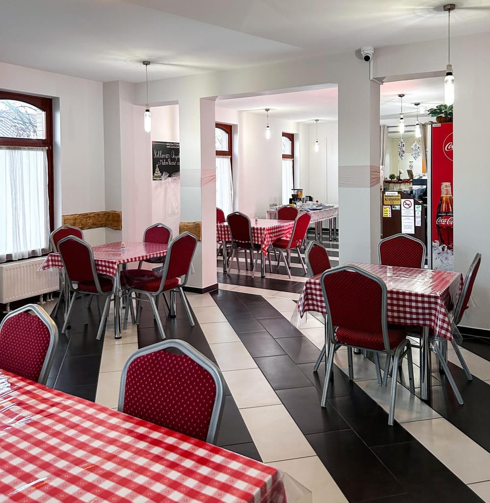 Restaurant/places to eat, Banquet/Function facilities, Internal: Not applicable to any particular room
