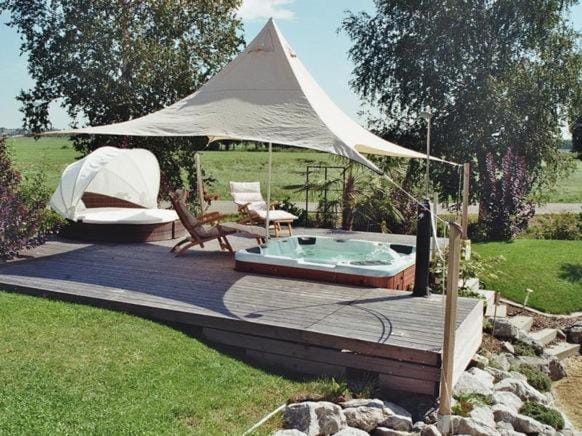 Garden, Hot Tub