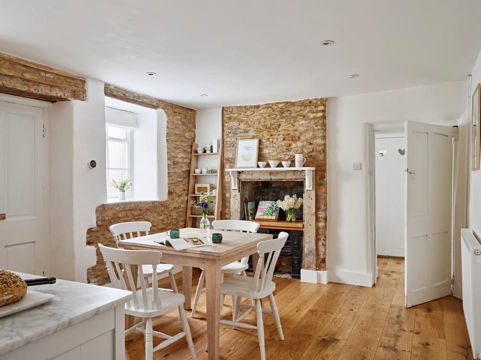 Restaurant/places to eat, Coffee/tea facilities, Kitchen or kitchenette, Seating area, Dining area