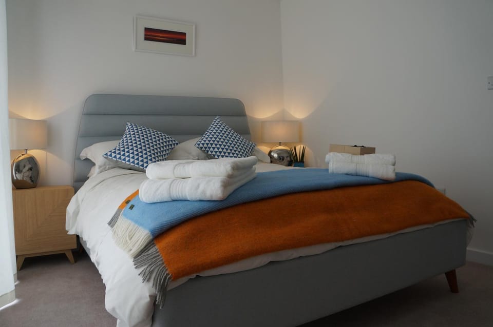 Bed, Photo of the whole room, Sunset