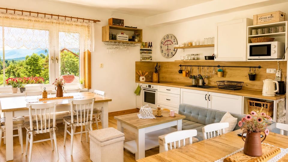Coffee/tea facilities, Kitchen or kitchenette, Food and drinks, Dining area, oven, stove