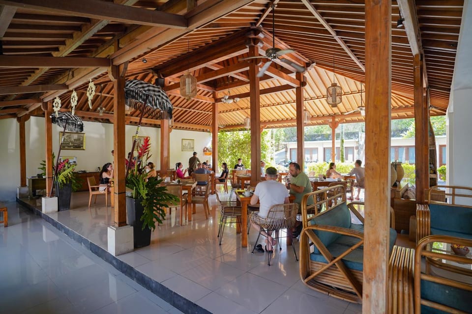 Restaurant/places to eat, People, Breakfast, group of guests