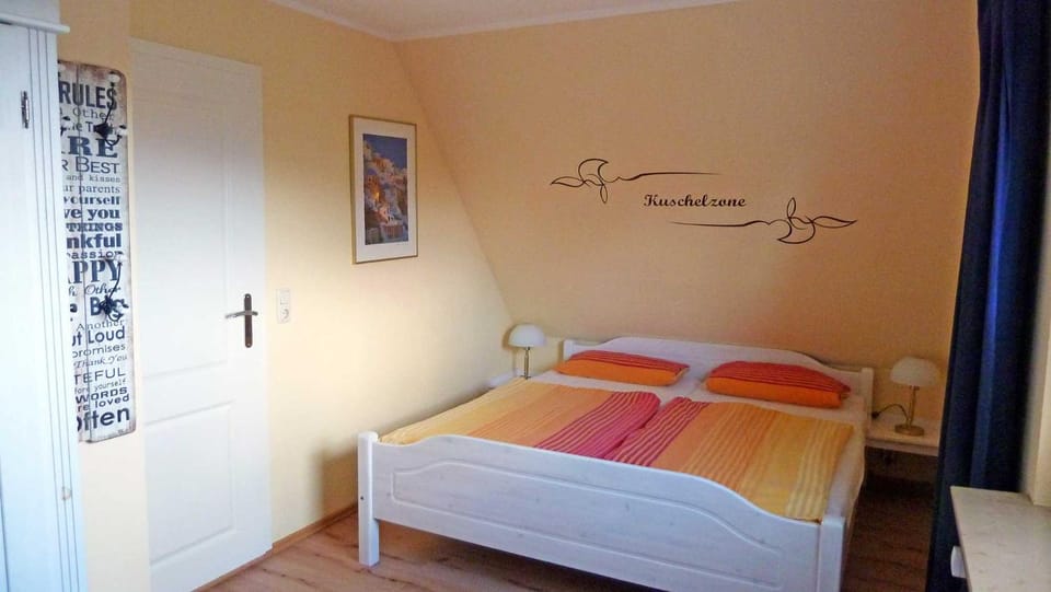 Photo of the whole room, Decorative detail, Bedroom