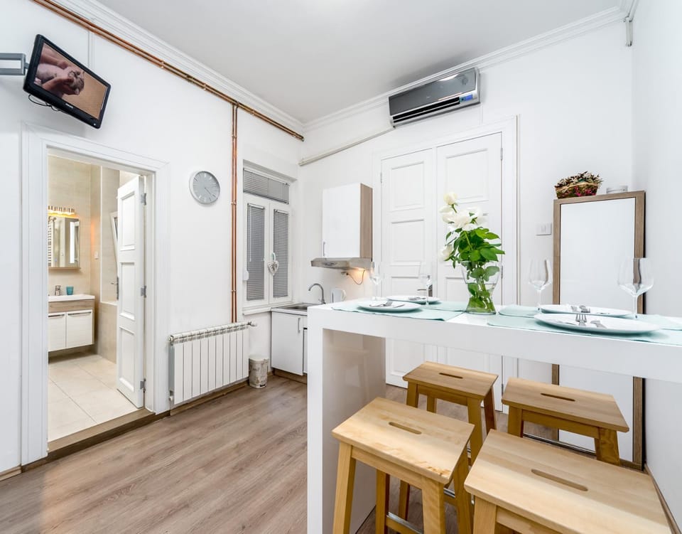 Kitchen or kitchenette, Dining area, stove