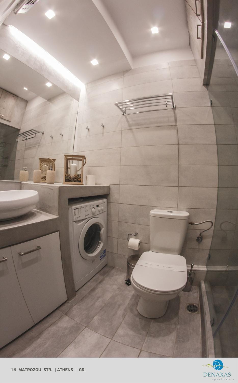 Shower, Toilet, Staff, Bathroom, Photo of the whole room, Decorative detail, Guests, older children, group of guests, Family