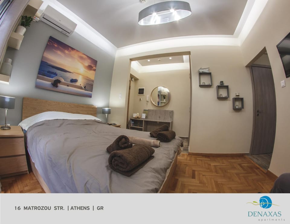 Staff, Bed, TV and multimedia, Photo of the whole room, Decorative detail, Seating area, Bedroom, Guests, older children, group of guests, Family