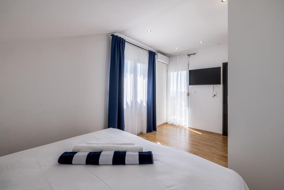 Bed, TV and multimedia, Bedroom, towels