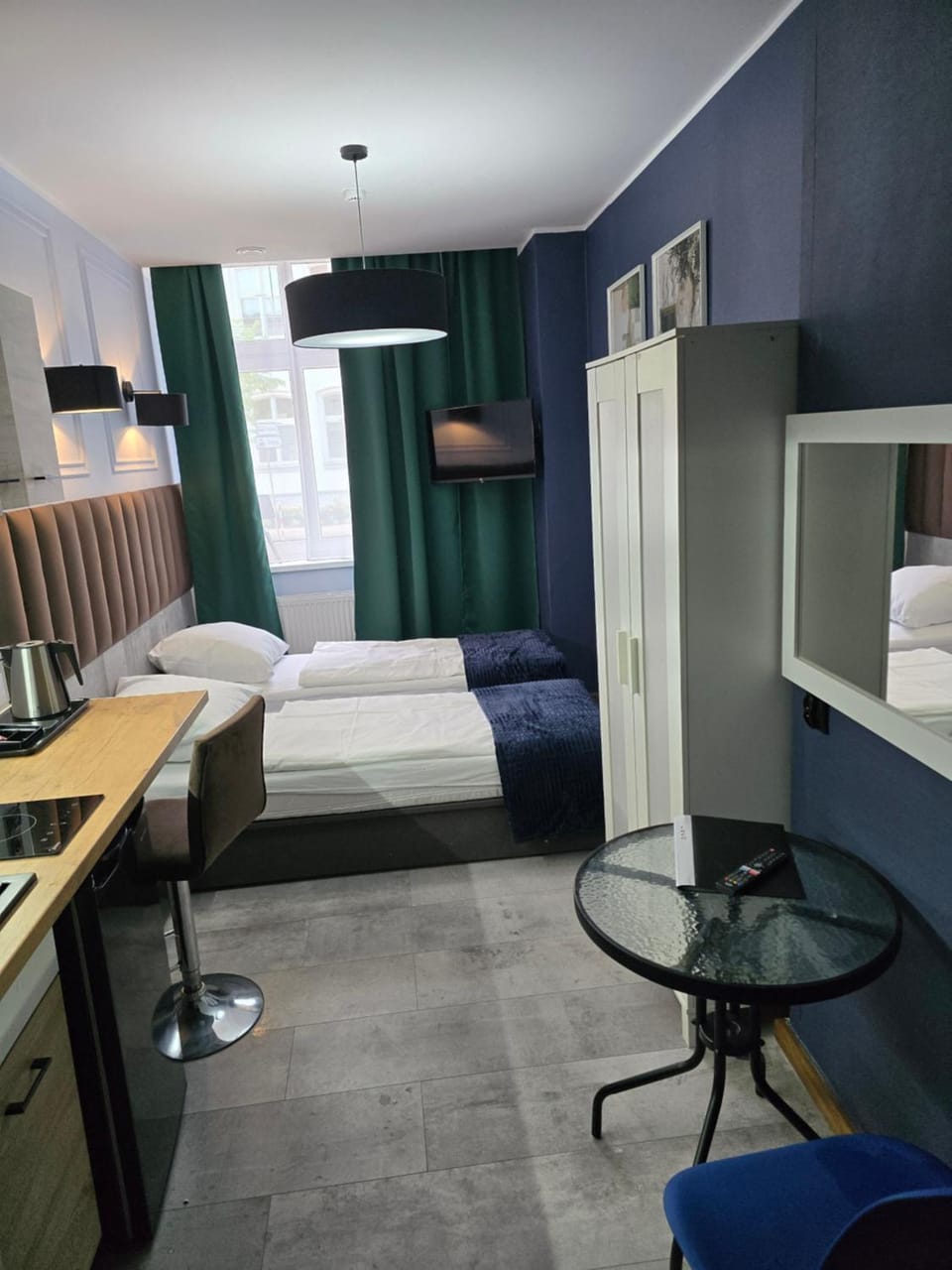 Bed, TV and multimedia, Living room, Photo of the whole room, Seating area, wardrobe, air conditioner