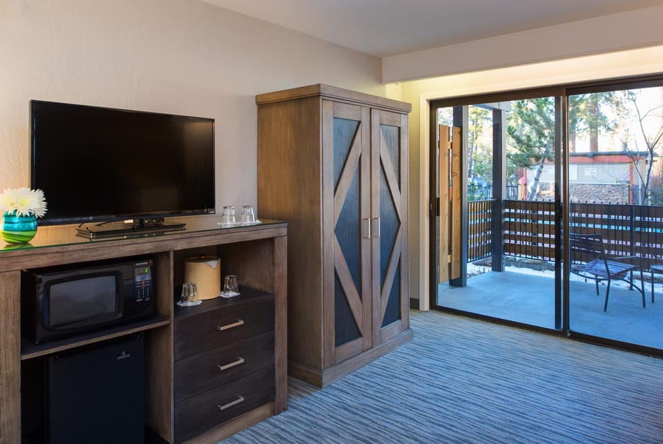 Communal lounge/ TV room, TV and multimedia, Living room, Seating area