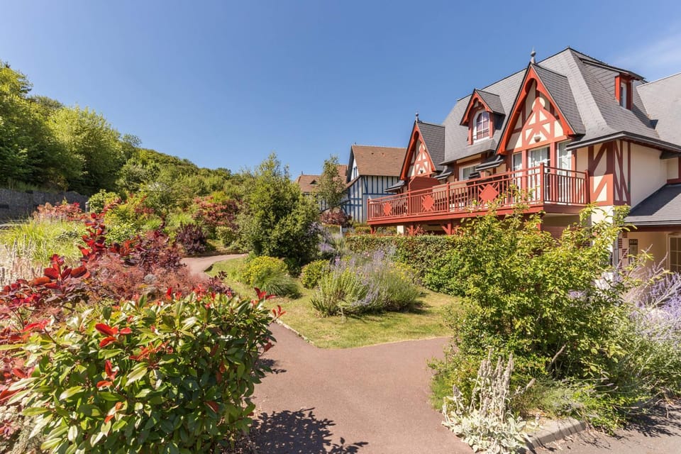 Property building, Facade/entrance, Spring, Day, Summer, Garden, Garden view