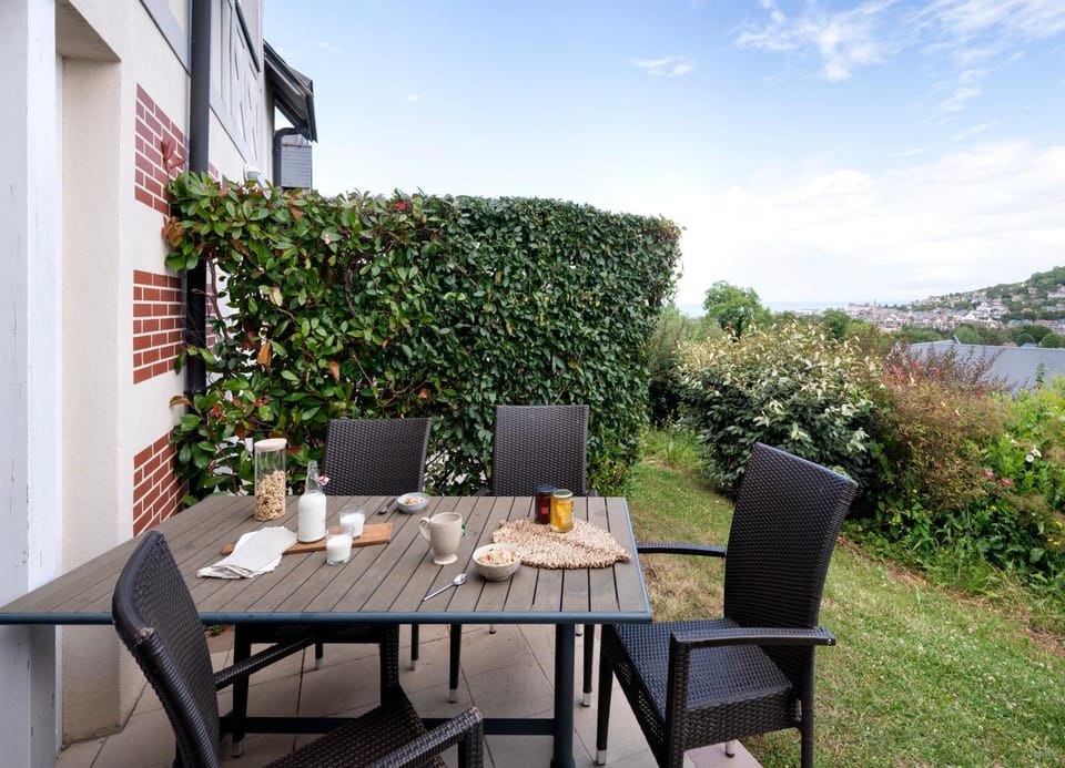 Patio, Spring, Day, Natural landscape, Garden, View (from property/room), Balcony/Terrace, Living room, Food and drinks, Seating area, Dining area, Food, Garden view, Lake view, Mountain view, River view