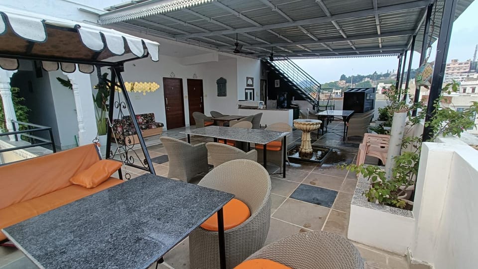 Restaurant/places to eat, Balcony/Terrace, Seating area, Dining area
