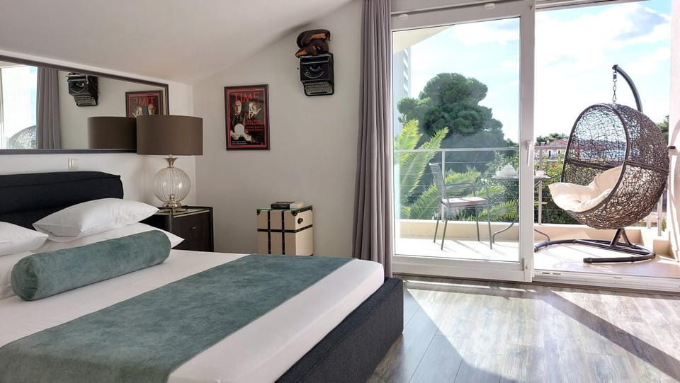 Bed, Balcony/Terrace, Photo of the whole room, Seating area, Bedroom