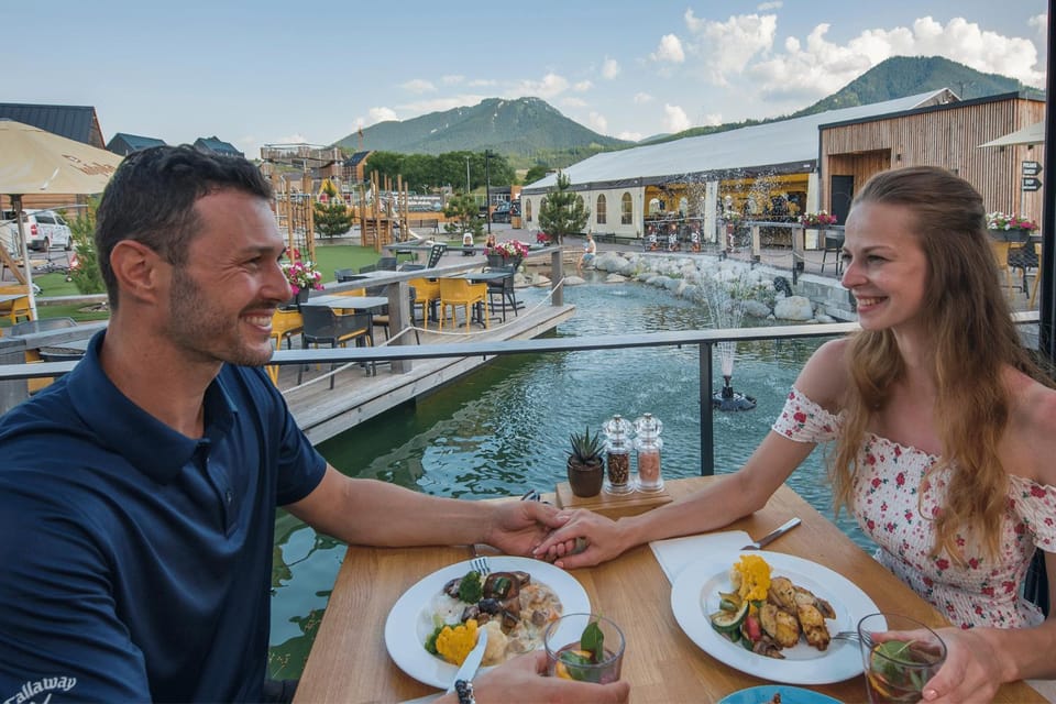 Restaurant/places to eat, Day, Natural landscape, Activities, Food and drinks, Banquet/Function facilities, Food, Guests, Mountain view, Drinks, Alcoholic drinks, group of guests