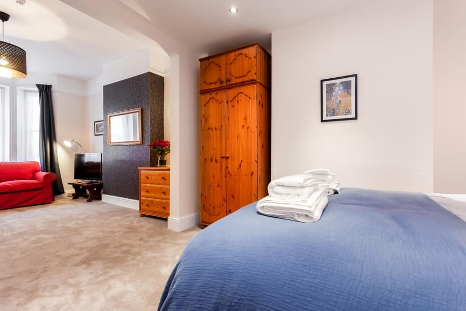 Gorgeous Town Centre Apt with Courtyard Garden Apartment in Bournemouth