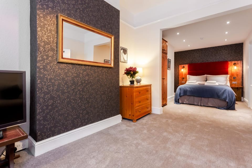 Gorgeous Town Centre Apt with Courtyard Garden Apartment in Bournemouth