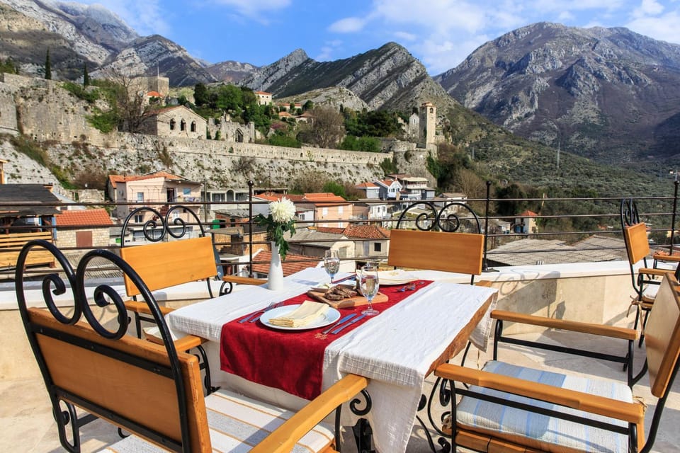 Nearby landmark, Restaurant/places to eat, Restaurant/places to eat, Neighbourhood, Natural landscape, Balcony/Terrace