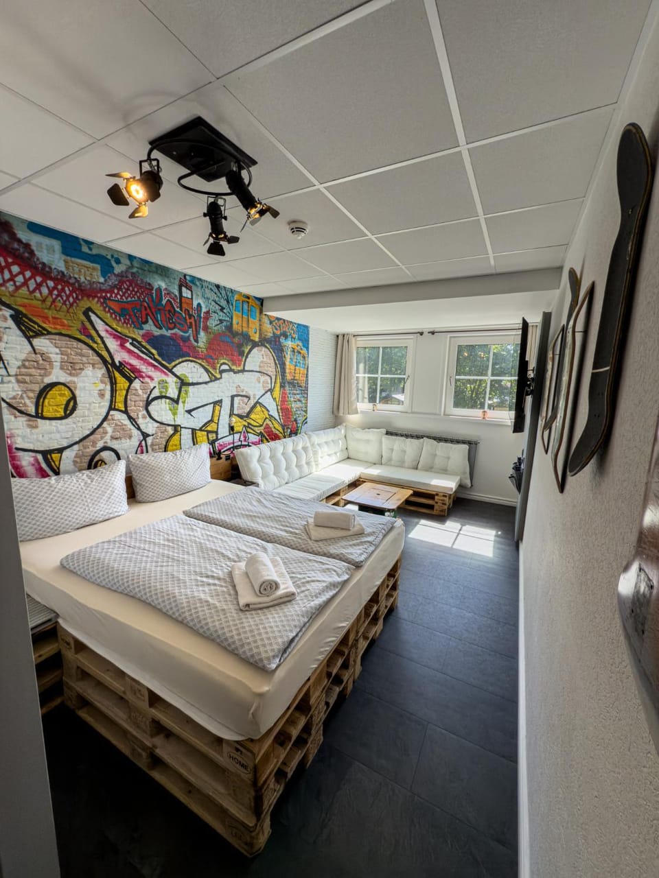 Bed, Photo of the whole room, Seating area