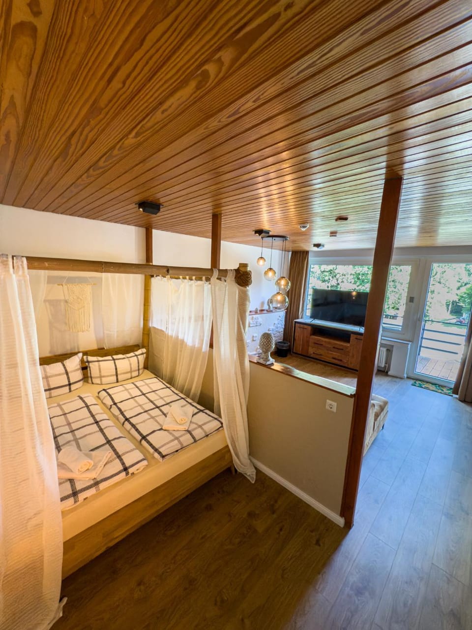Bed, TV and multimedia, Photo of the whole room, Bedroom