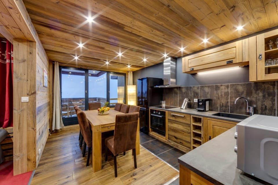 Kitchen or kitchenette, Dining area