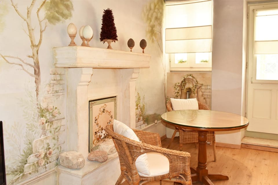 Communal lounge/ TV room, TV and multimedia, Living room, Decorative detail, Seating area, Area and facilities