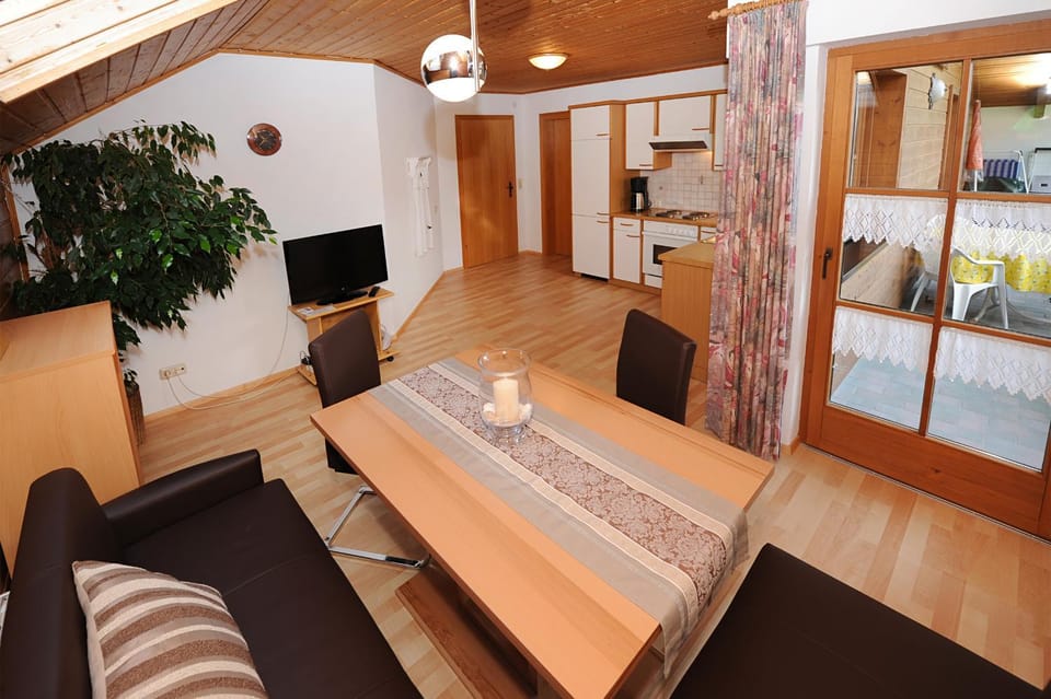 Photo of the whole room, Seating area