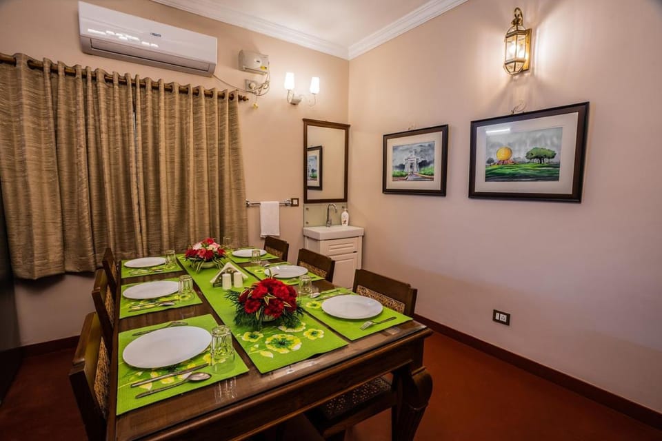 Restaurant/places to eat, Dining area, Breakfast