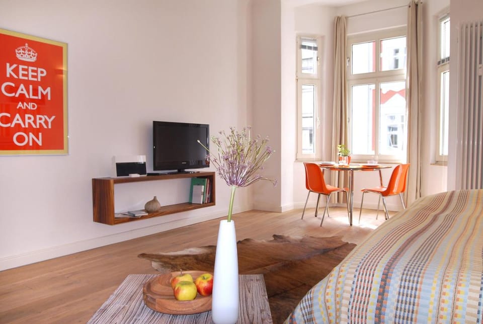 Living room, Decorative detail, Quiet street view