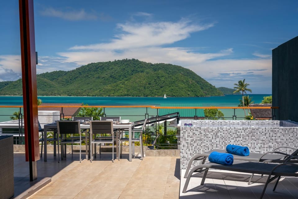 Day, Natural landscape, Hot Tub, View (from property/room), Balcony/Terrace, Seating area, Sea view, sunbed