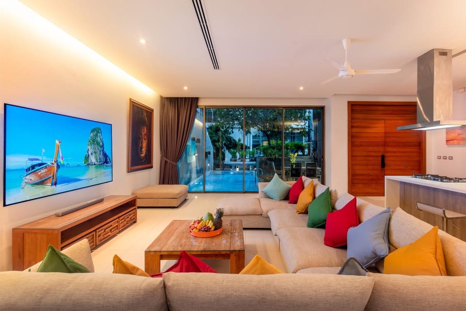 TV and multimedia, Living room, Seating area, Evening entertainment, Pool view