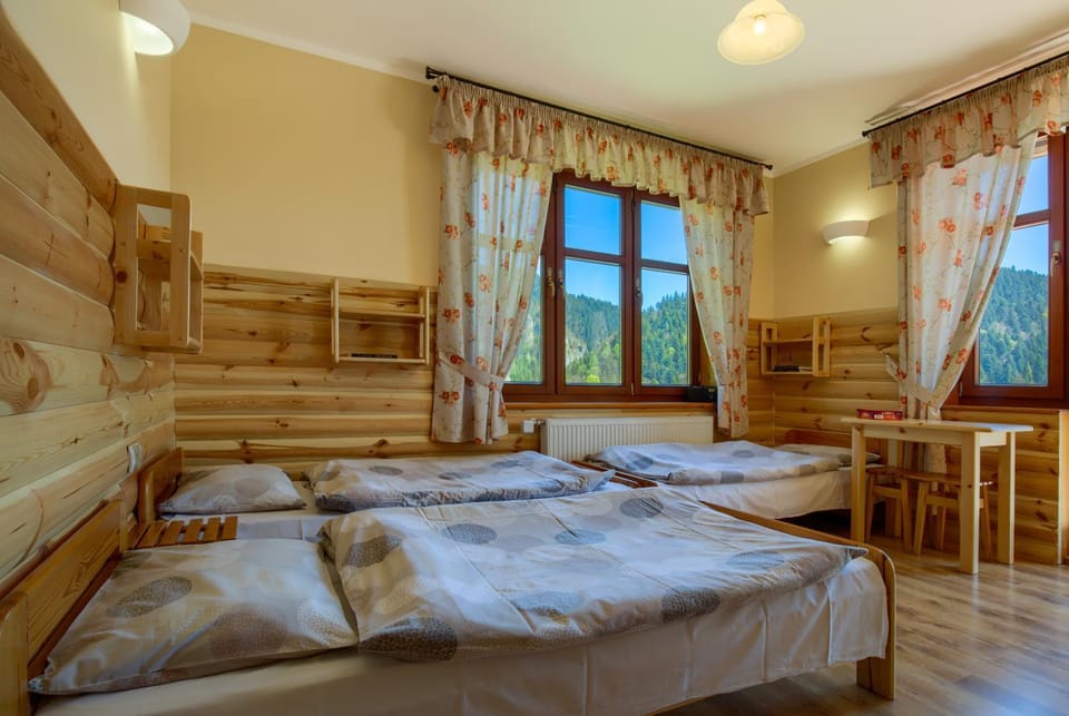 Schronisko PTTK Trzy Korony Bed and Breakfast in Lesser Poland Voivodeship