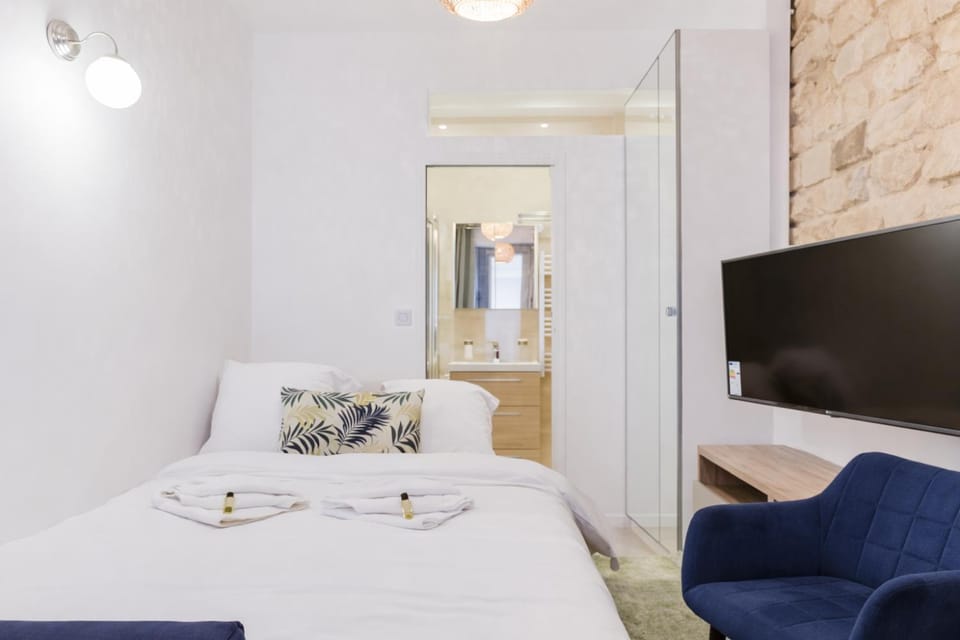 Studio near Le Moulin Rouge and Montmartre Apartment in Paris